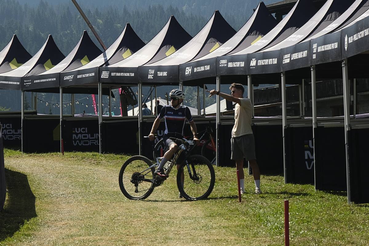 Antoine coaching an athlete at a UCI Mountain Bike World Series race